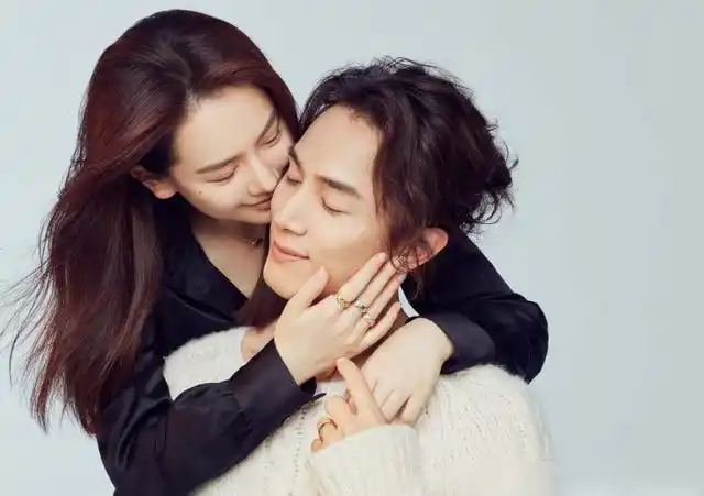 戚薇一家三口游玩迪士尼同框画面温馨爱意满满婚变传闻不攻自破