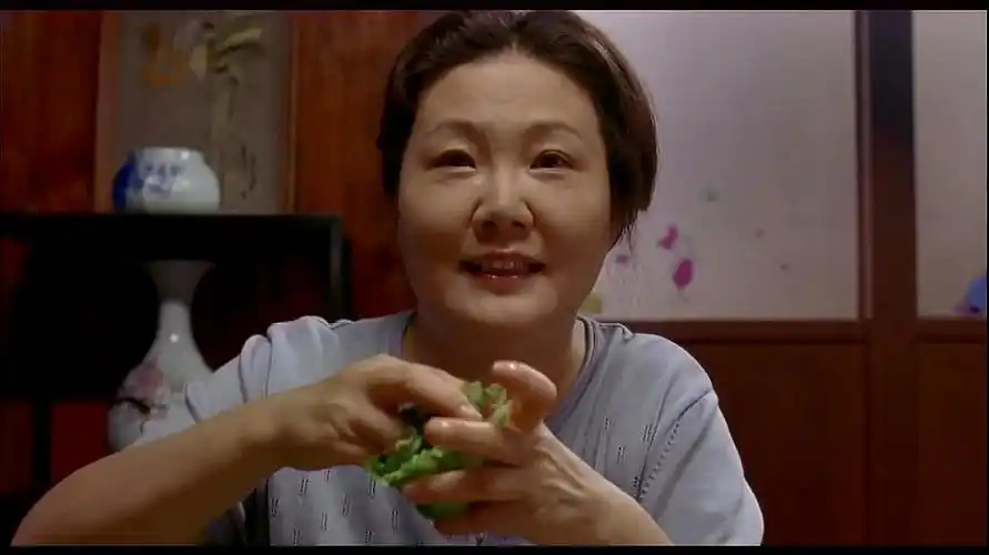 韩国犯罪电影《向日葵》昔日大哥刚出狱吃饭差点噎死