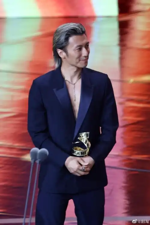 谢霆锋##微博电影之夜#@锋味真空西装太帅了