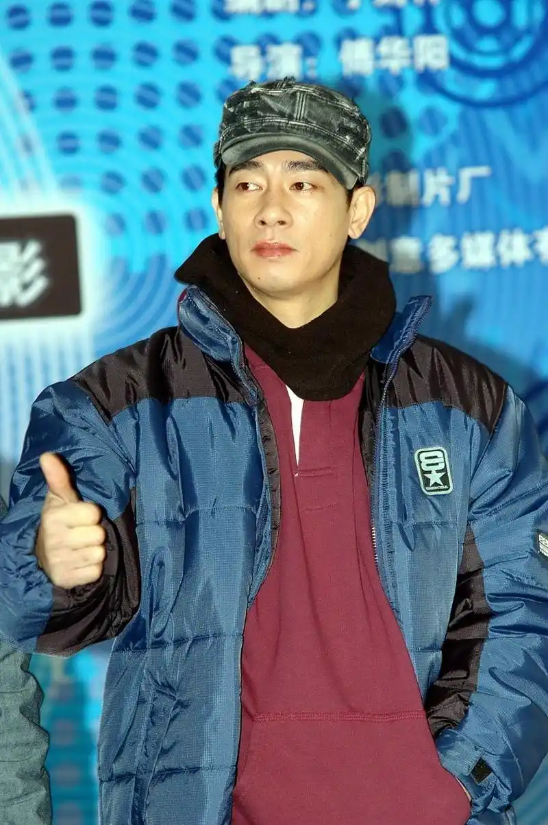 陈小春最近晒出了小儿子的近照,引起了网友的热议.