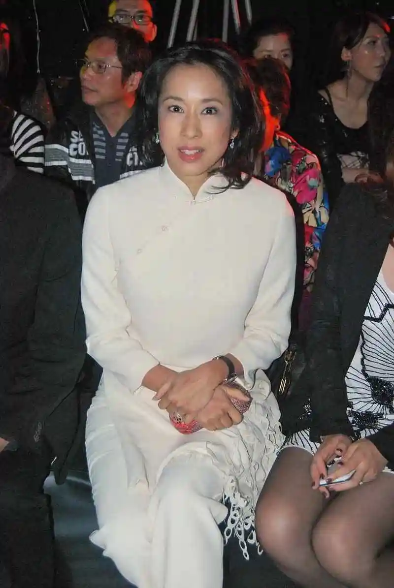 郭晶晶的婆婆朱玲玲不愧为港姐出身,简约白色中式风的造型,优雅高级!