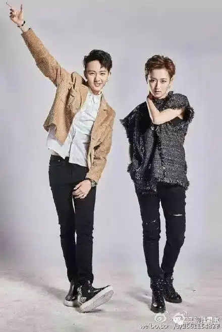 与张晓钰人气并列火爆的,还有一个叫黄汐源rita的女孩.