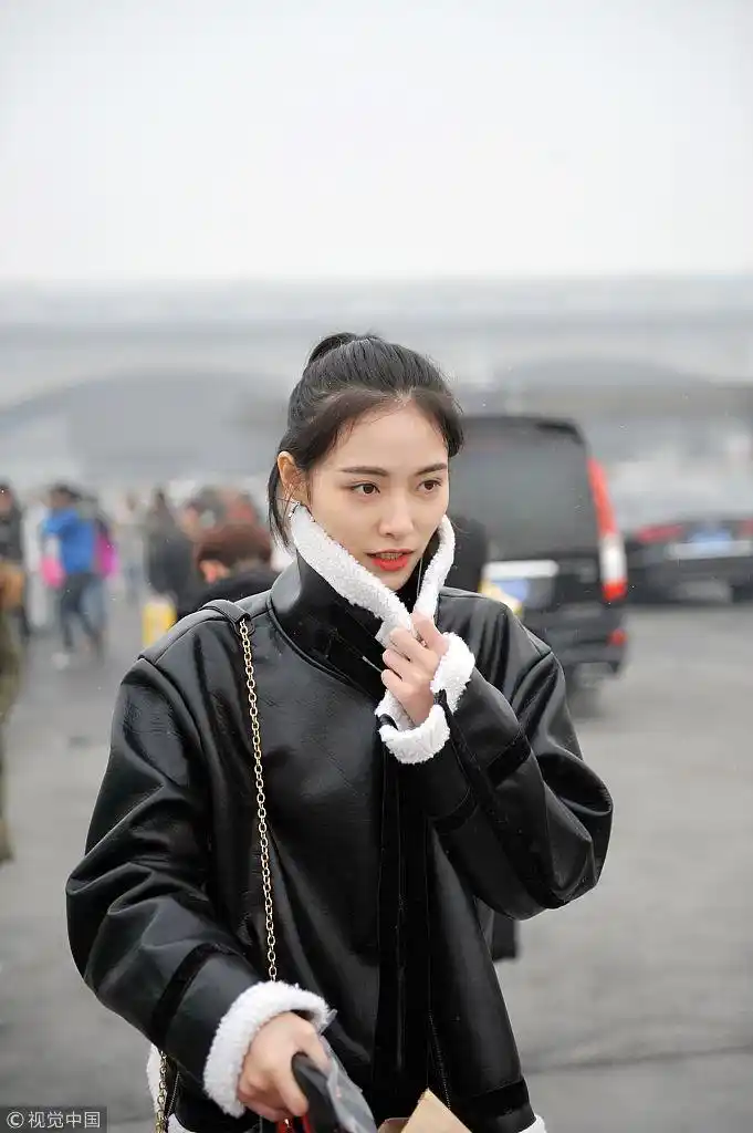 许佳琪皮毛一体夹克高筒靴 全黑装扮冷艳摩登