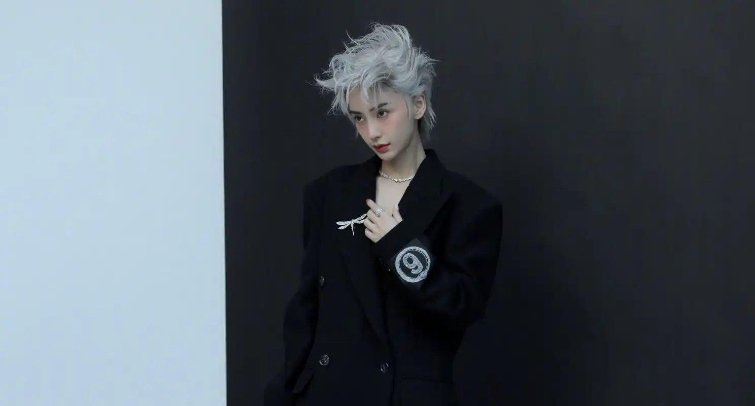 杨颖《t》侧拍花絮,银色短发酷感拉满