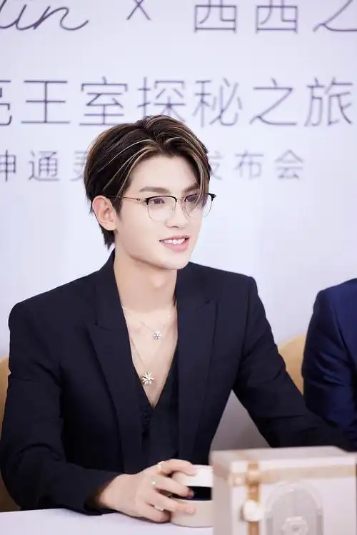 莱绅通灵珠宝全球品牌大使黄明昊,出席2021新品发布会