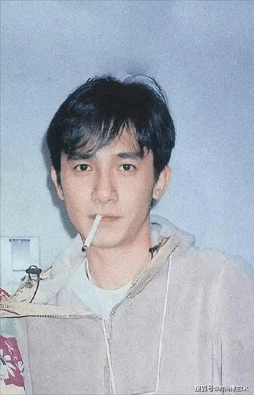 61岁梁朝伟剃光头穿女装?疑偷穿刘嘉玲衣服,网友:还我男神!