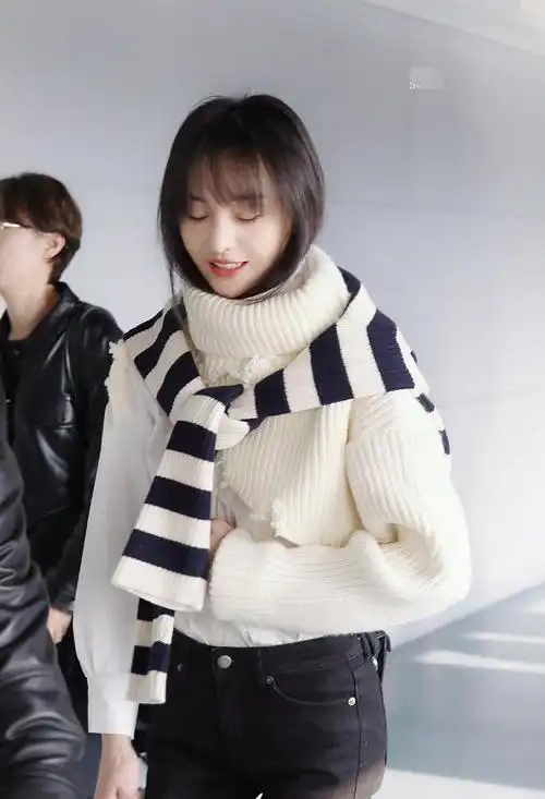 郑爽穿搭充满小心机毛衣只穿一半网友还不如不穿