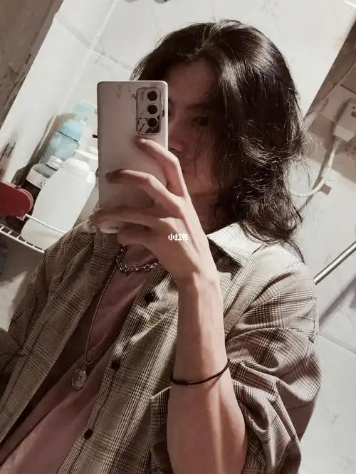 男生长头发烫大卷好看吗