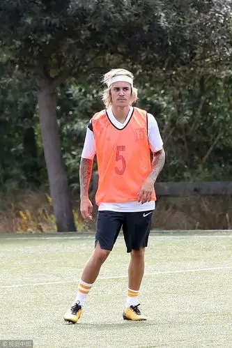 美国,贾斯汀-比伯(justin bieber)现身球场踢足球,结束后脱掉上衣张开