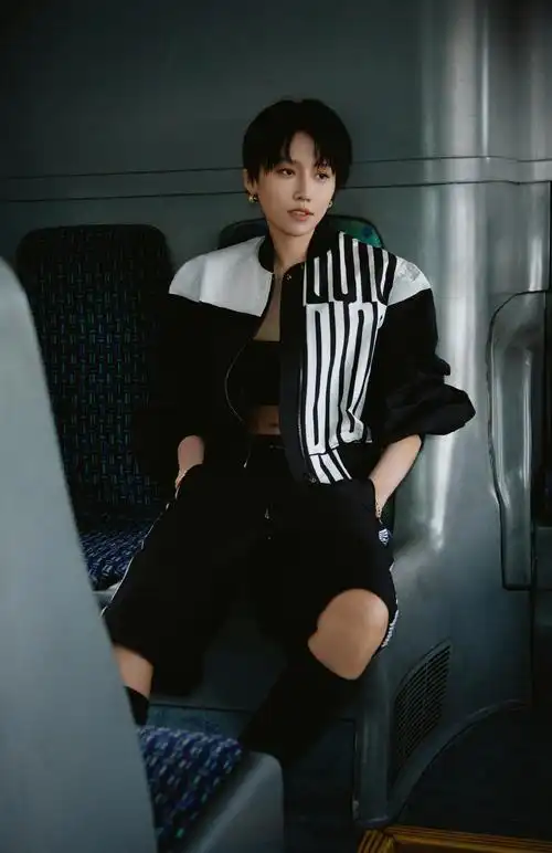 台前台后,面具里外,哪个才是真实的@刘雨昕 ?