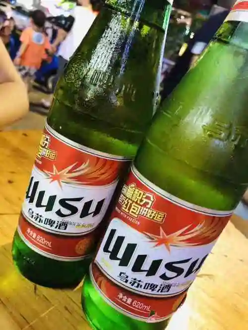 还尝试了传说中的大乌苏,瓶子包装很独特～老板都是新疆人,烧烤价格