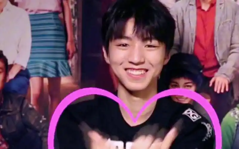 谁还没见过王俊凯比心!