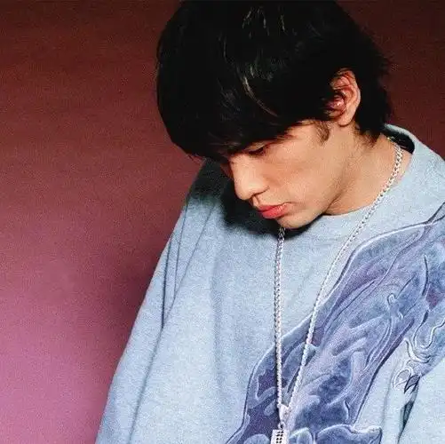 周杰伦晒重返20岁自拍照原来他20年前的品位这么牛x