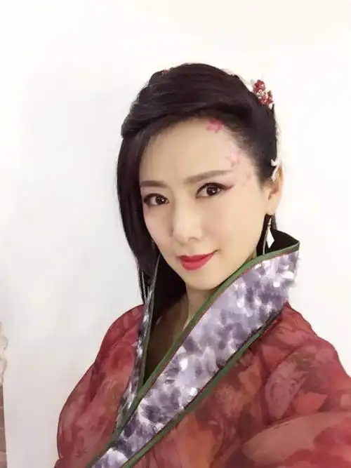 段时间没有拍摄武侠剧的翁虹,刚刚完成了新剧《武当一剑》的拍摄工作