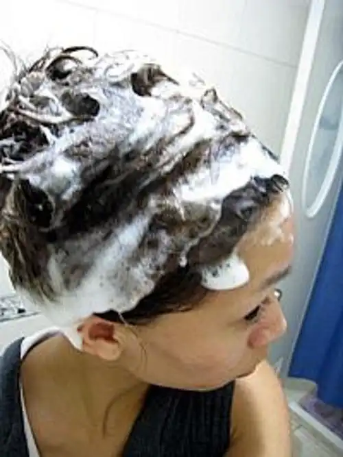 洗头发就是很期待看到很多泡泡耶?