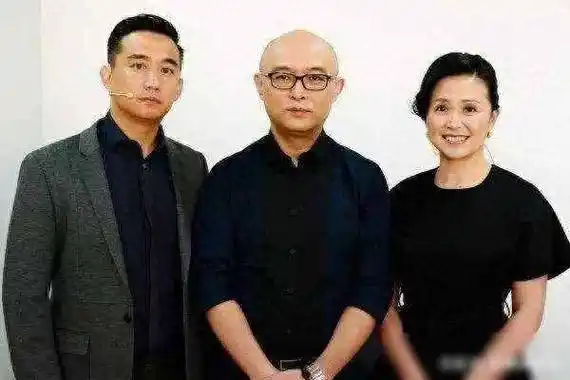 孟非隐瞒26年的妻子曝光,原来这么年轻,鲁豫一见直呼