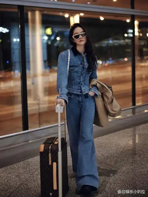 刘亦菲启程巴黎时装周,米色外套搭配牛仔裤,笑容甜美温暖粉丝心