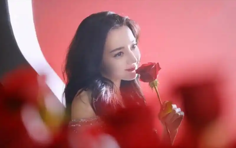 [迪丽热巴]玫瑰和公主好配呀!新疆野玫瑰!我们一起过七夕呀!