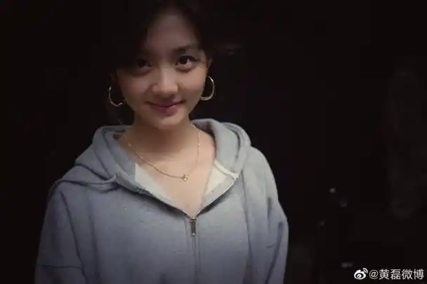 黄磊晒照为大女儿庆生,画面显温馨,16岁黄多多戴金耳环过于时尚_孙俪