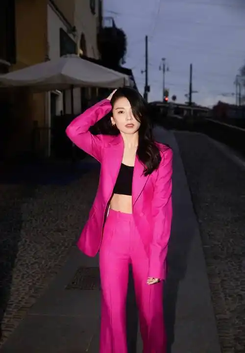 刘涛时装周首次尝试芭比粉色裤子!明艳,完美驾驭前卫!
