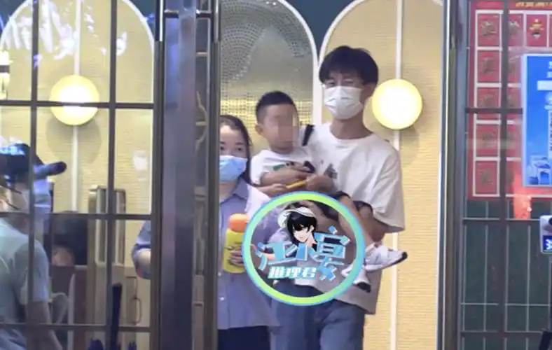 赵丽颖儿子罕见现身跟着爸爸冯绍峰参加聚会想想被赞眼睛大