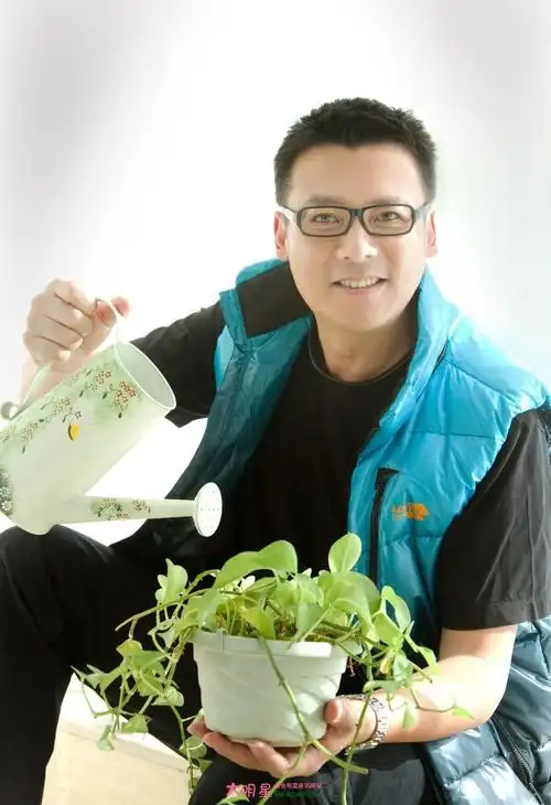 《sk状元榜》主持人佟凡个人资料和图片 佟凡老婆是谁