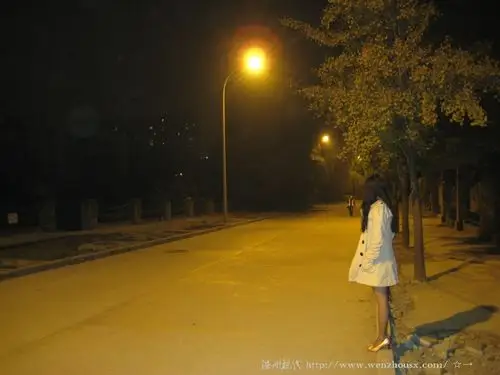 冬季丝袜街拍 街上路灯下漂亮丝袜女裹着丝袜脚,真的是街拍丝袜