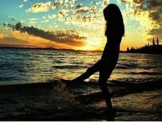 黄昏下一个人孤单的照片(10)