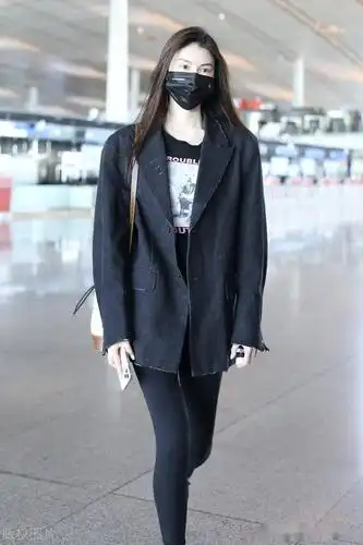 街拍:何穗黑色西装 印花t恤 绑带靴 包袋干练精致