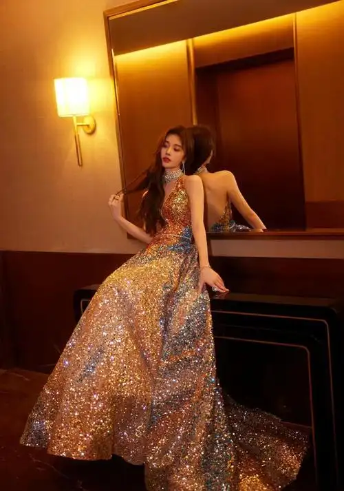 鞠婧祎音乐盛典造型大片一袭金色流彩长裙不愧是四千年的神颜