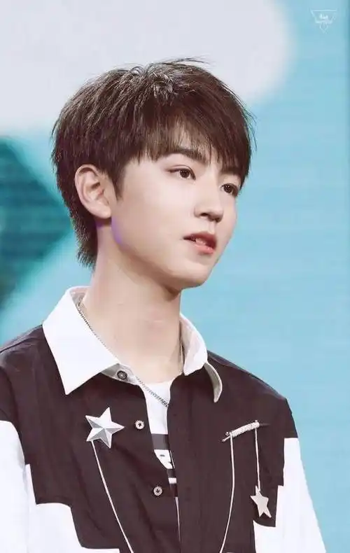 原创原创19岁的王俊凯用一头帅气的发型不管正装还是私服都能很好的