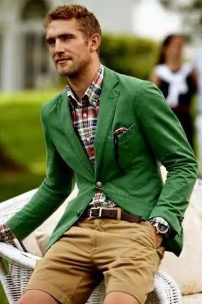 的墨绿外套(立领会更显帅气),上半身以水蓝衬衫搭上线条靓蓝,绿色领带