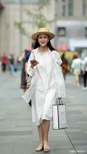 炎炎夏日,这些穿拖鞋逛街的美女,展现了潇洒自若的随性美