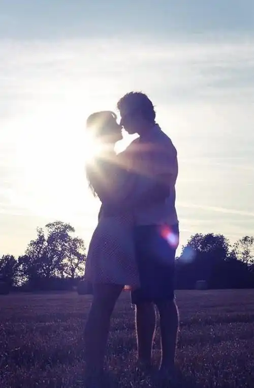 老公搂着老婆温馨图片