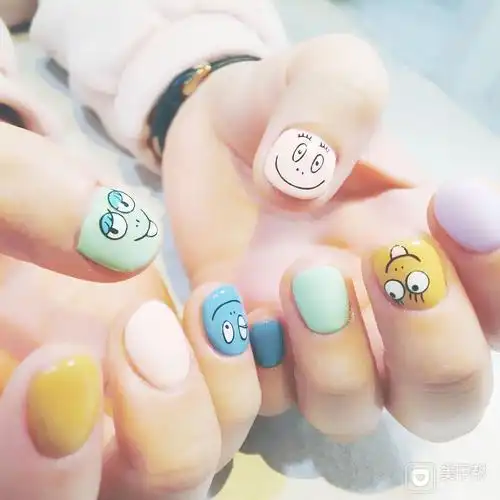 圆形绿色黄色卡通手绘可爱美甲图片