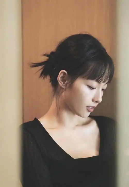 35岁张嘉倪靠脸再火一回!豪门阔太穿针织衫拍写真,嫩回少女颜