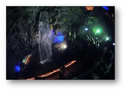 "先看到的是蜿蜒在洞顶的双龙,一条黄龙,一条青龙.