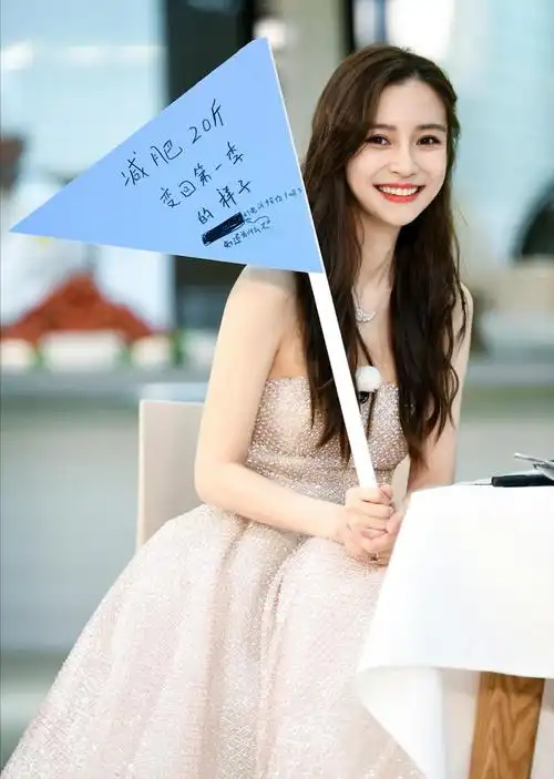 杨颖《跑男》造型曝光!穿水钻长裙盛装亮相,温柔甜美又端庄