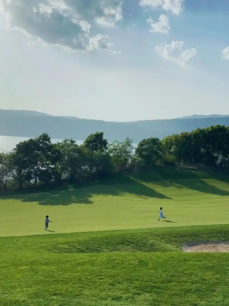 车里播放着周杰伦的晴天7715 一定收藏着快乐 周末大朋友和小