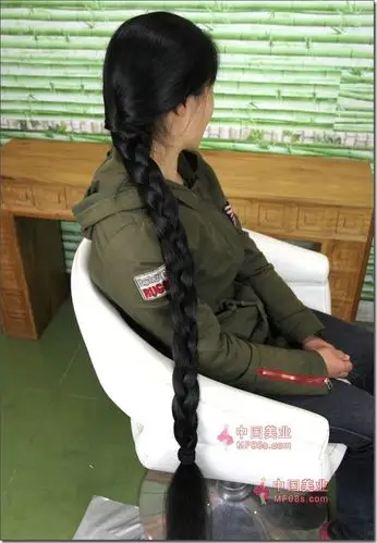 剪下少妇的黑亮长辫 剪发_中国长发
