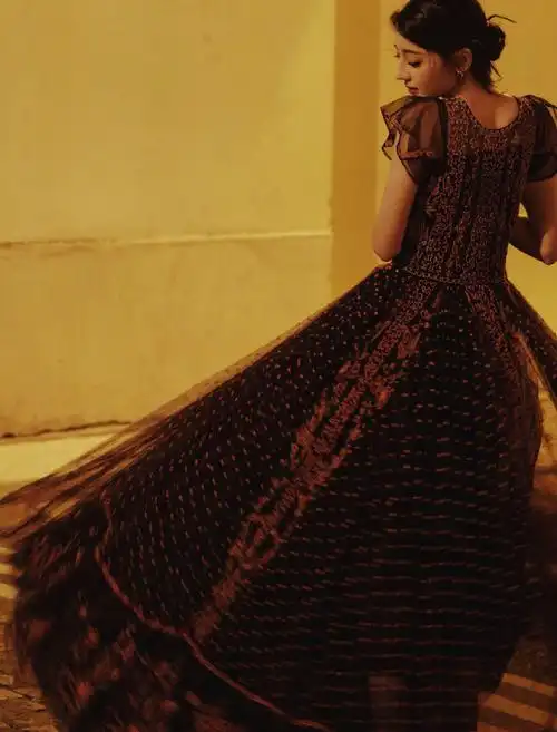 明媚优雅的女郎,在夜幕下的塞纳河畔翩翩起舞,是属于迪丽热巴的法式