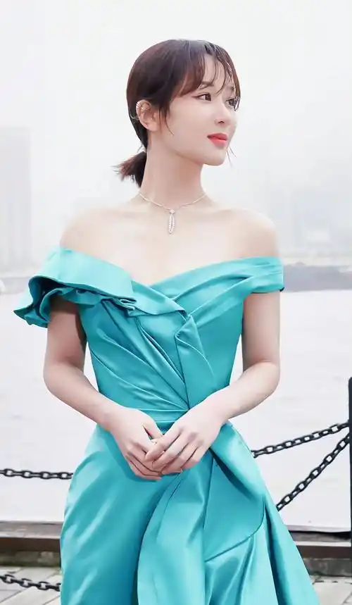 杨紫穿一字肩礼服秀天鹅颈,小细腰大长腿,网友:瘦下来真美_身材_比例