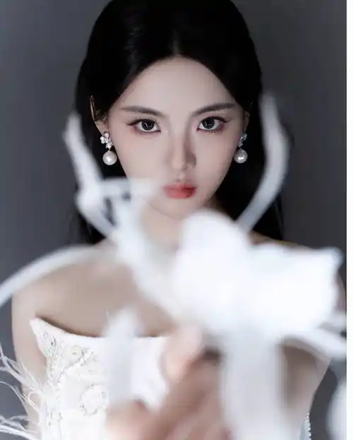 原创钉珠蕾丝礼服裙杨超越身材纤细淑女范十足