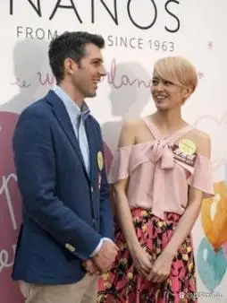 梁咏琪演唱会嗨爆外籍老公献花混血女儿颜值逆天