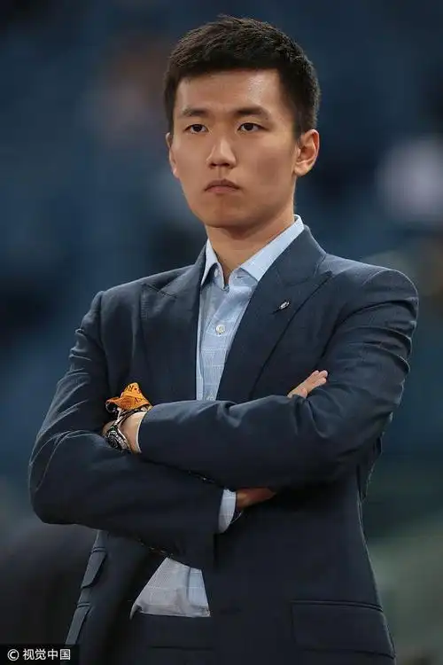 张康阳现身场边观战国米比赛表情严肃显霸道总裁范