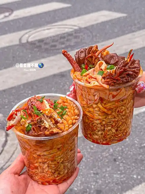 而且可以尽情加喜欢的菜 比如:肥肠,鸭肠,蟹钳,郡花,发鱿鱼…diy也很