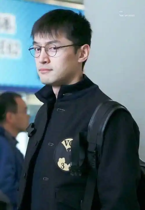 胡歌被路人拍到素颜出镜,脸上痘坑胡渣明显,网友:像哈利波特!