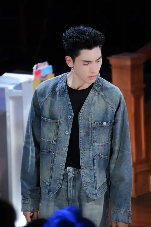 又是谁带来的故事笑爆全场?原来是飞行特工@王子异,中午12点,等你!