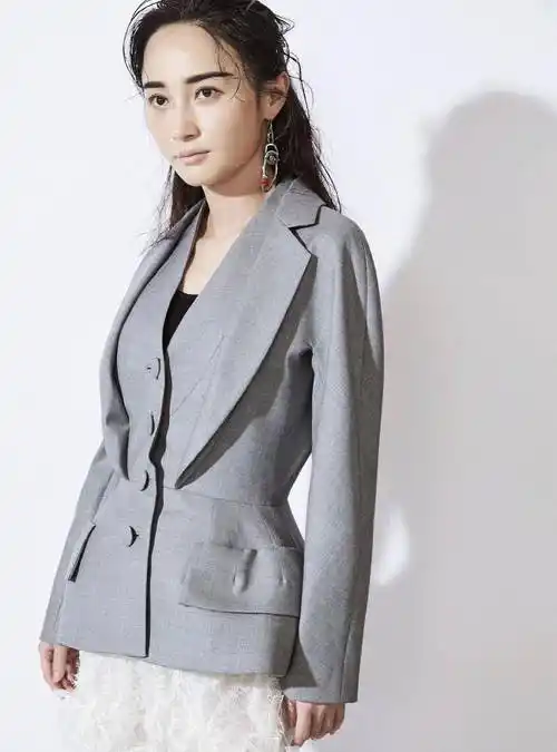 原创姚笛剪了短发认真复出穿斜肩上衣配超大喇叭裤一般人穿不来