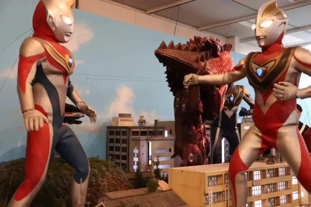 奥特曼和杰顿▼入口处,握着冰斧的赛文向上滑动阅览95会场内的布景